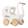 Holzpuppenwagen mit Namen. Lauflernhilfe zum ersten Geburtstag für einjähriges Mädchen