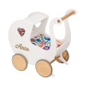 Holzpuppenwagen mit Namen und Bettzeug. Lauflernwagen zum ersten Geburtstag für ein einjähriges Mädchen