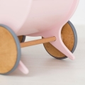 Kinderwagen aus Holz. Kinderwagen für ein einjähriges Mädchen. Hilft beim Laufenlernen. Kinderwagen für Puppen.
