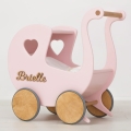 Kinderwagen aus Holz mit Namen und Bettzeug für Puppen. Lauflernhilfe - Schieber ab 12 Monaten.