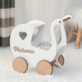 Hölzerner Puppenwagen mit Namen. Lauflernhilfe. Erstes Geburtstagsgeschenk für ein einjähriges Mädchen