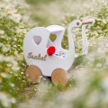 Spielzeugwagen aus Holz. Kinderwagen für ein Mädchen. Kinderwagen für Puppen für Mädchen 1 Jahr.