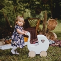 Holzkinderwagen zum Schieben. Schiebewagen für ein kleines Mädchen. Puppenwagen für Mädchen 1 Jahr.