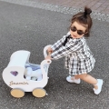 Holzkinderwagen zum Schieben. Schiebewagen für ein kleines Mädchen. Puppenwagen für Mädchen 1 Jahr.