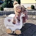 Holzwagen zum Schieben. Buggy für ein kleines Mädchen. Puppenwagen für Mädchen 1 Jahr.