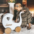 Hölzerner Kinderwagen zum Schieben. Lauflernwagen für das kleine Mädchen. Puppenwagen für Mädchen 1 Jahr.