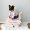 Personalisierter Puppenwagen aus Holz in puderrosa, Spielzeuggeschenk für die Kleinen