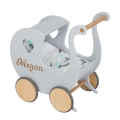Puppenwagen aus Holz mit Namen und Bettzeug. Personalisiertes Geburtstagsgeschenk für ein kleines Mädchen