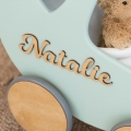 Personalisiertes Namensspielzeug für die Geburtstagsparty eines Mädchens. Kinderwagen, Puppenwagen aus Holz
