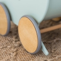 Kinderwagen für ein Mädchen. Montessori-Spielzeug, Holz Puppenwagen für ein Jahr alt.