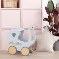 Grauer Puppenwagen mit Namen. Personalisiertes Geburtstagsgeschenk für ein kleines Mädchen